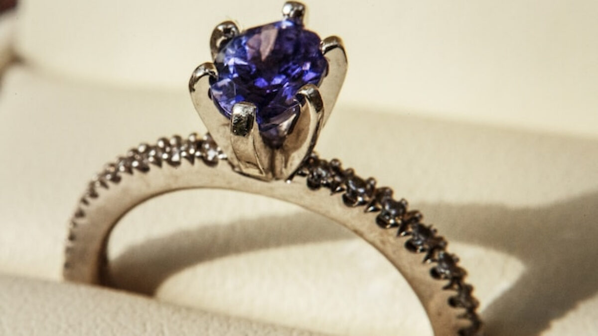 Bijoux anciens et mode : comment les porter aujourd’hui ?