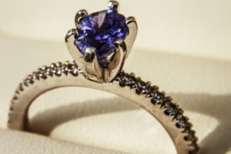 Bijoux anciens et mode : comment les porter aujourd’hui ?