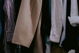 un tas de vêtements suspendus sur un support