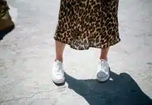 Comment porter des baskets blanches avec style : les meilleurs looks à adopter