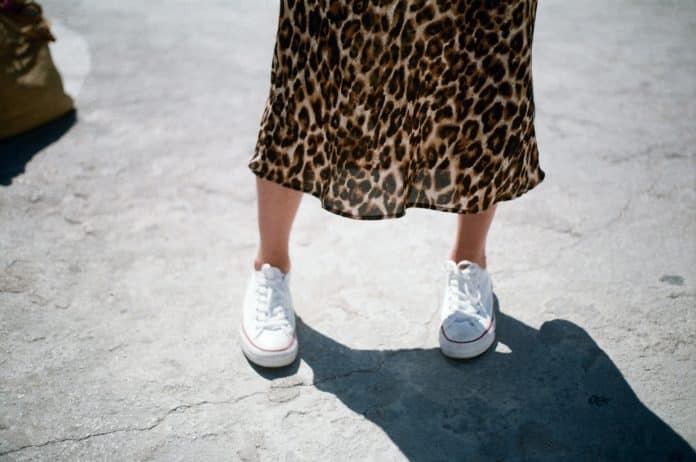 Comment porter des baskets blanches avec style : les meilleurs looks à adopter